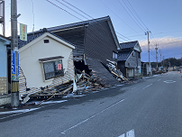 地震による被害家屋（2）