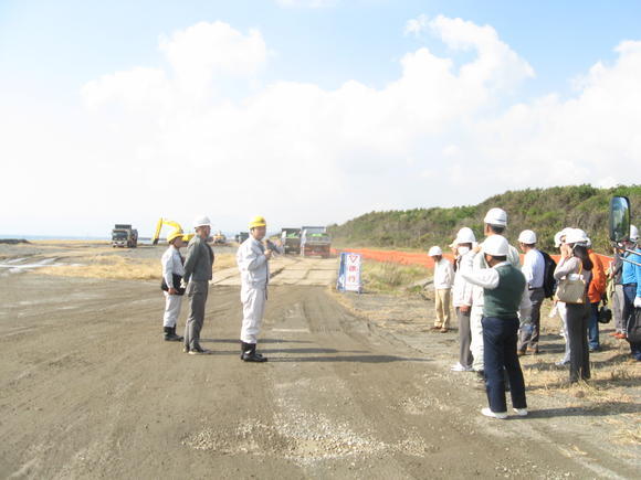 8:ここは柳島海岸の藤沢土木事務所の管理する養浜材仮置場で、こちらに海岸養浜材を搬入しますの写真