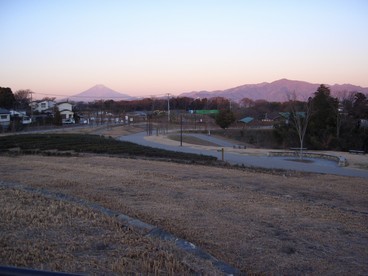 4:西に仰ぐ山々の嶺が薄紫に染まる。の写真