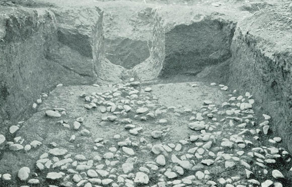 3号横穴玄室（墓室）に敷き詰められた河原石
