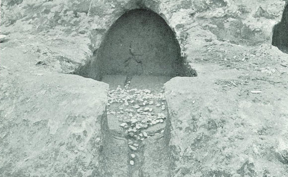3号横穴墓の全景（天井部の天井が削られている）