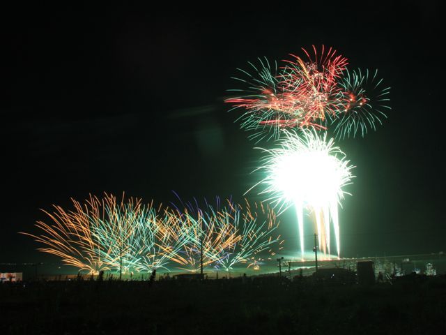 20:サザンビーチちがさき花火大会、水中孔雀