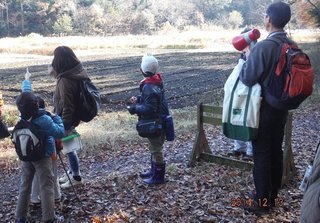 「空を飛んでいる鳥を探す」「田畑に食事にきた鳥を探す」「耳をすませて鳥の声を聞く」「木のてっぺんや枝の先を探す」など野鳥を探すコツを説明した直後に飛んでいる野鳥をはっけん！