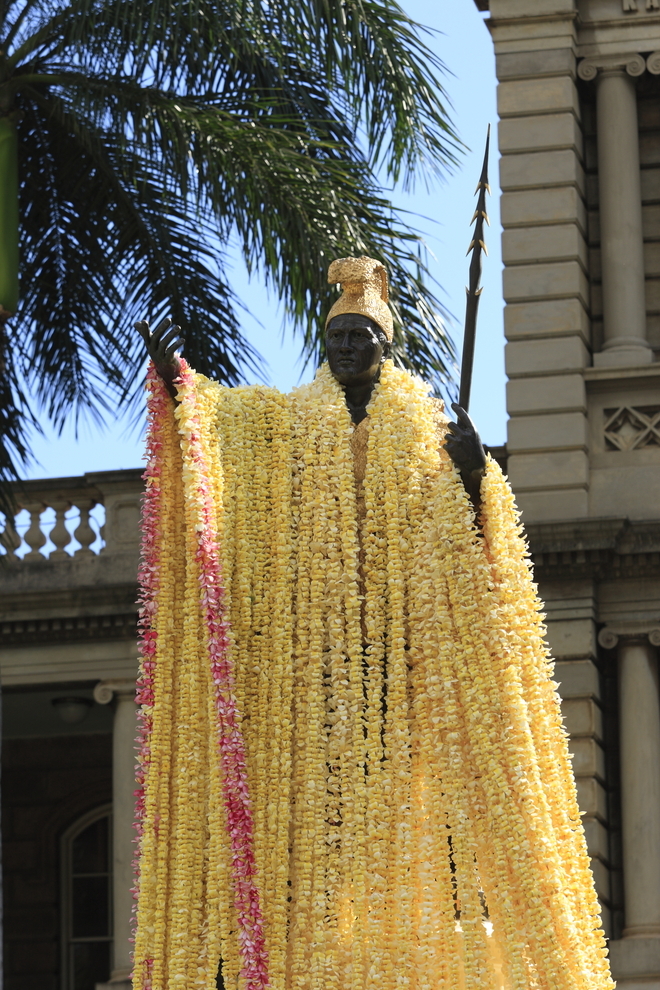 レイで飾られたカメハメハ大王像の写真