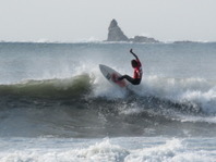 茅ヶ崎海岸でのサーフィンの写真