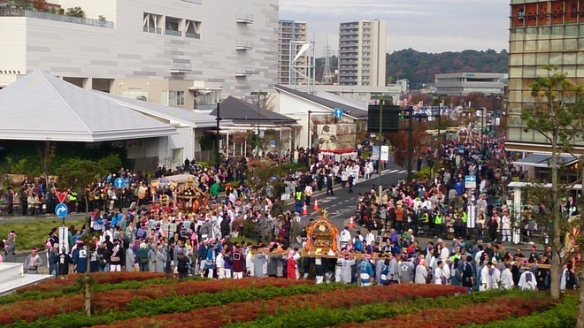 辻堂駅開設100周年記念パレード　北口ロータリー