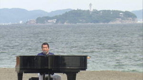 サザンビーチ茅ヶ崎で歌う加山さん