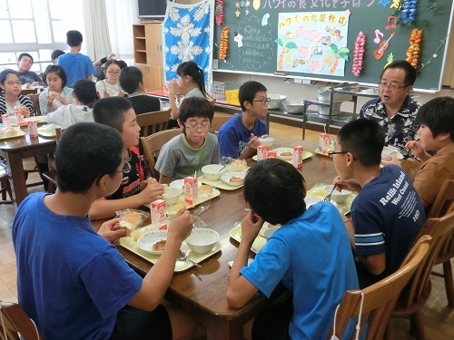 4:服部市長と子どもたちでホノルル給食を楽しみました