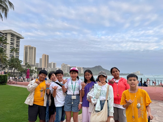 現地児童との集合写真