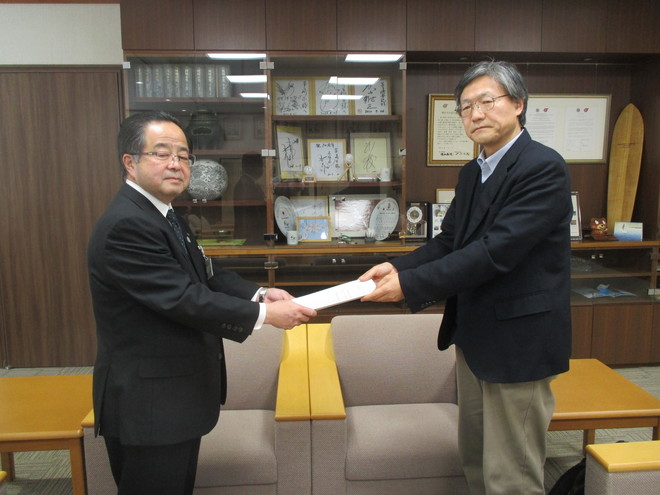 市長に答申を提出する小池文人会長