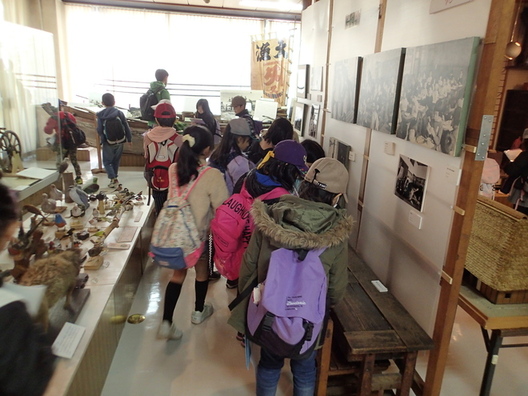 1階の民俗、自然の展示を見学