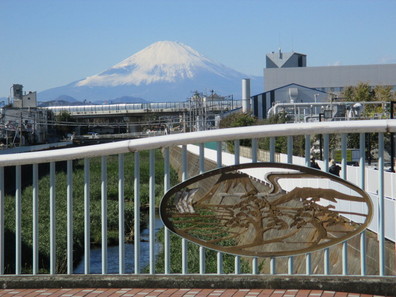 東海道（国道1号）の鳥井戸橋の《左富士》