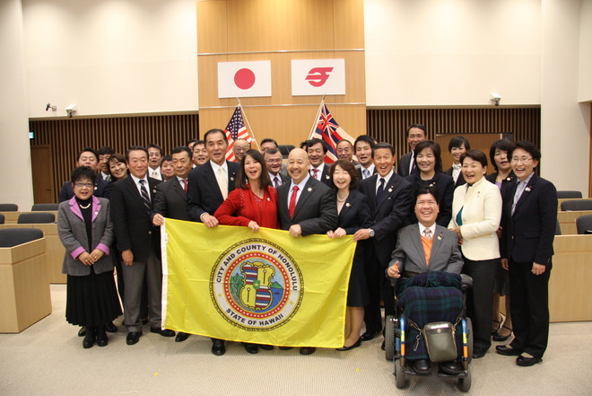 マーティン議長と茅ヶ崎市議会議員との集合写真