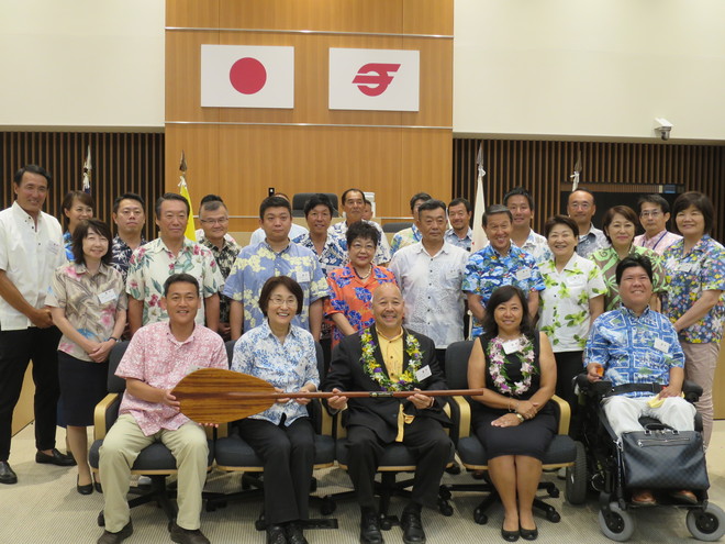 マーティン議長と茅ヶ崎市議会議員との集合写真