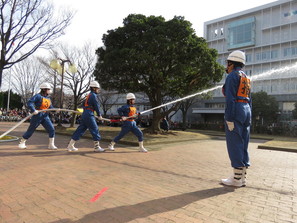 女性消防団員による消防操法