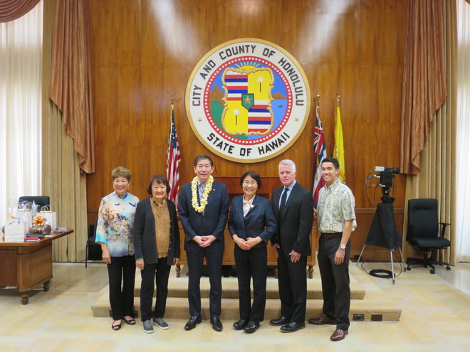 アン・コバヤシ暫定議長及び市議会議員との集合写真　ホノルル市議会議場にて