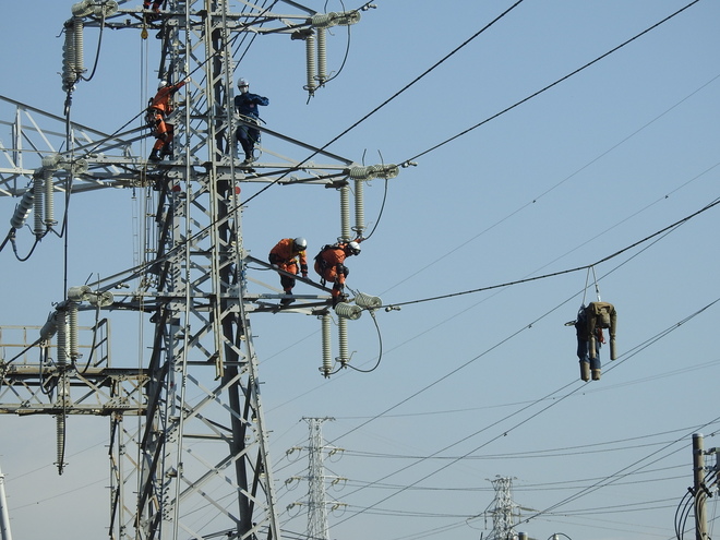 送電線上に宙づりになった要救助者の救出訓練