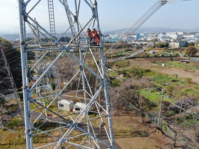 鉄塔上での高所作業