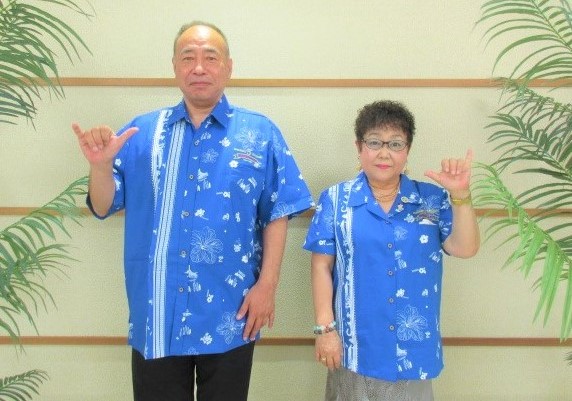 オリジナルアロハシャツを着用する加藤議長と岩田副議長
