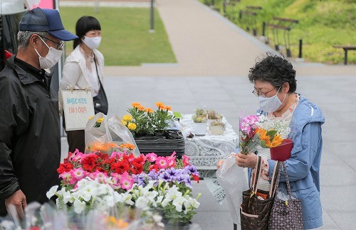 3:様々なお花を購入するお客さん