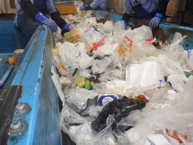 リサイクルセンターの職員による手選別の様子