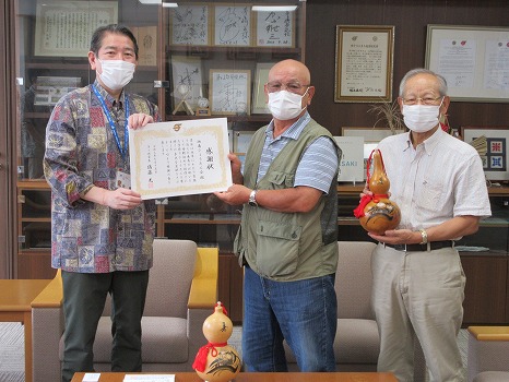 2:湘南ひょうたん会の久保会長（中央）と武田副会長（右）に市長より感謝状を贈呈