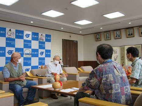 3:ひょうたんの創作について語る久保会長（左奥）、武田副会長（右奥）