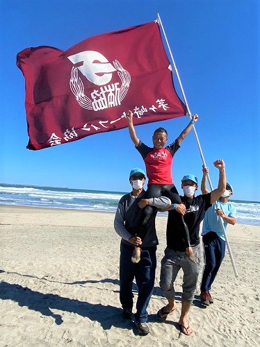 1:福島県北泉海岸に茅ケ崎の協会旗が掲げられました
