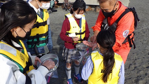 2:海岸で拾ったマイクロプラスチックの説明を聞いている様子