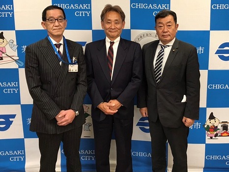 1:「SUP JAPAN CUP in Chigasaki 2021」を開催するNPO法人の細井隆理事長（中央）との記念撮影