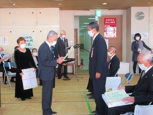 2:下江会長より功労者に表彰状・感謝状が贈呈されました