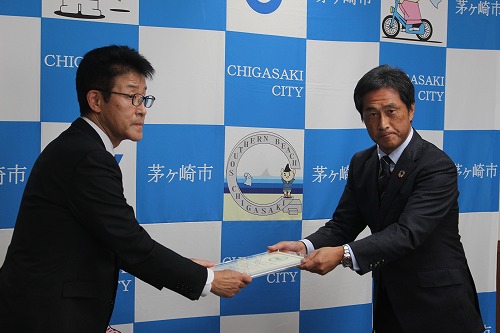2:東京ガス株式会社から東邦チタニウム株式会社にカーボンニュートラル都市ガス証明書が贈呈されました