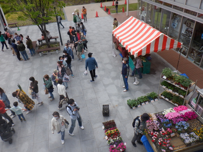 2:生花や農産物で華やぐ会場