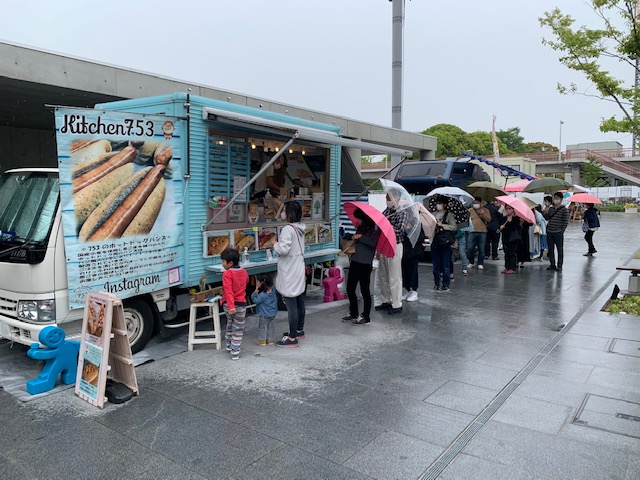 4:雨が降り出しても途切れない行列