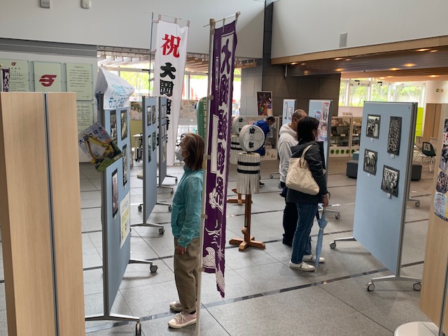 5:同時開催の大岡越前祭写真展に見入る観覧者