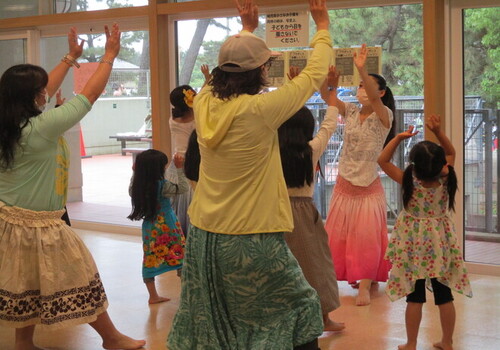 8:「フラダンス体験レッスン」・・・小さいお子さんから大人まで多世代の方が ハワイアン音楽に合わせて、フランダンスを体験することが出来ました。
