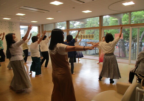 9:「フラダンス体験レッスン」・・・小さいお子さんから大人まで多世代の方が ハワイアン音楽に合わせて、フランダンスを体験することが出来ました。