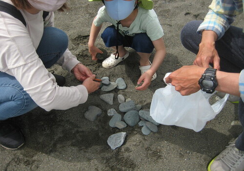 3:「海の石でペーパーウエイト作り」・・・石を集め、家族でどれを持ち帰るか相談しています。