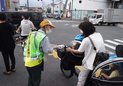 1:無灯火自転車撲滅街頭キャンペーンを実施しました。