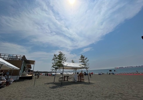 1:青空のもと、海水浴場の安全を祈願しました。