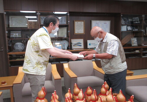 2:湘南ひょうたん会の久保会長（右）に市長より感謝状を贈呈