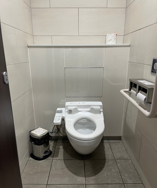 2:来庁者が多い市役所の男性用トイレに設置をしています