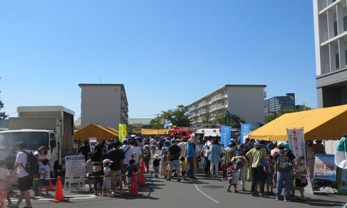 1:たくさんの市民の方で賑わう会場