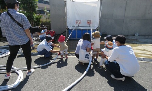 2:放水体験ではお子さんたちが本物のホースを握り消防の仕事にふれあいました。