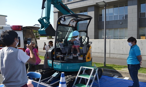 4:茅ヶ崎建設業協会ご協力のもと災害現場でも使用される重機の展示や試乗も行い、楽しみながら災害復旧のノウハウを学ぶことができました。