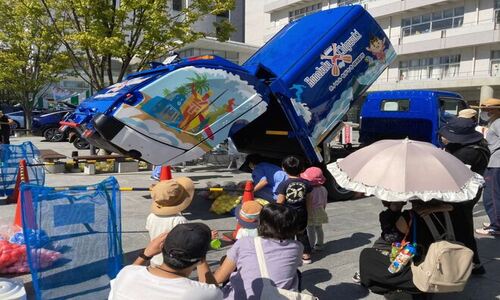 5:パッカー車の乗車・積み込み体験は、終日親子連れで賑わいました。