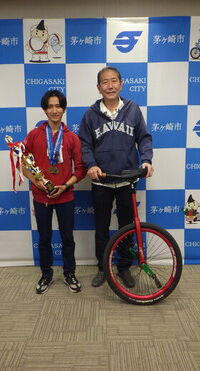 1:メダルとトロフィーを手に内田岬希選手（左）と記念撮影