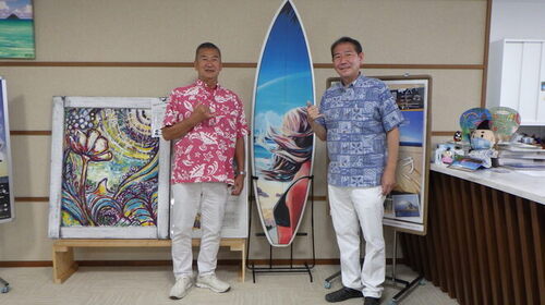 2:藤沢譲二さんがシェイプされたサーフボードと記念撮影していただきました