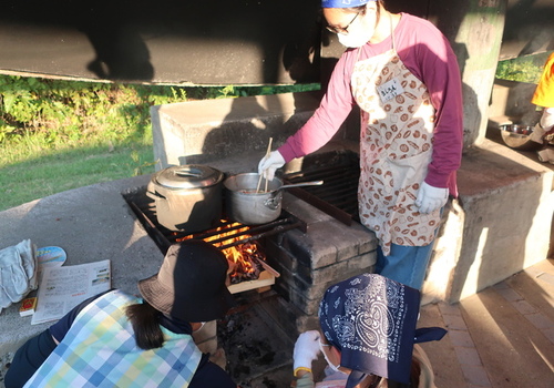 4:調理の途中にも薪をくべて火を調節します。