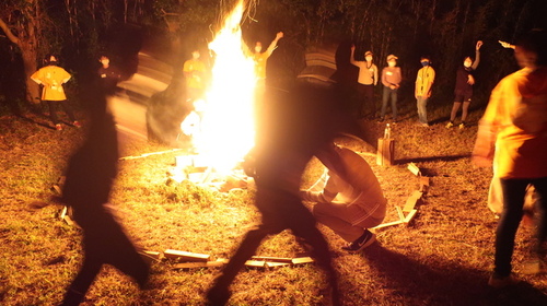6:キャンプファイヤーでは火を取り囲み歌ったり踊ったりしました